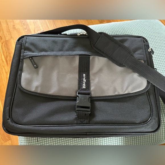 Targus Computer/ Laptop/Mobile Scanner Briefcase - Picture 2 of 9